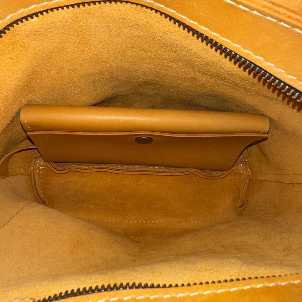 Portland Leather Goods
Crossbody Tote
FREE Matching Leather Wallet🤗 - Picture 5 of 15